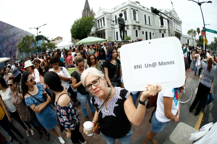 Enojo. Mujeres en su mayoría recorrieron la Vía RecreActiva para legar a Plaza Liberación.